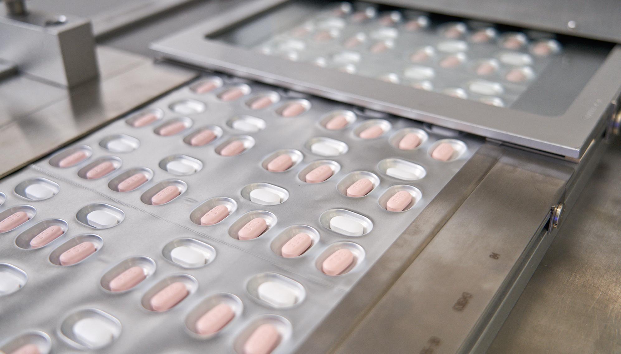 Autoridades de EU aprueban la píldora contra COVID de Pfizer