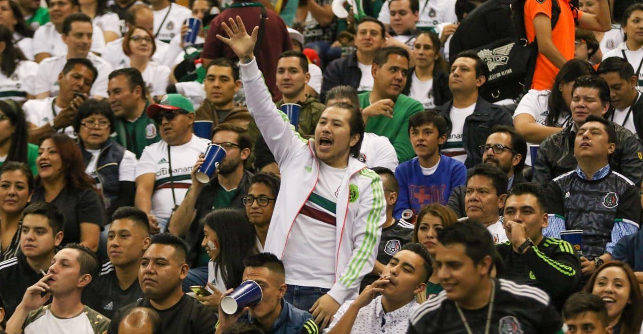 Sacan a 30 aficionados del Estadio Azteca por grito discriminatorio durante partido de México