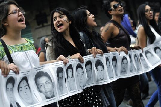 “¡Ya no podemos permitir ni un muerto más!” Marchan en México y el mundo por normalistas desaparecidos