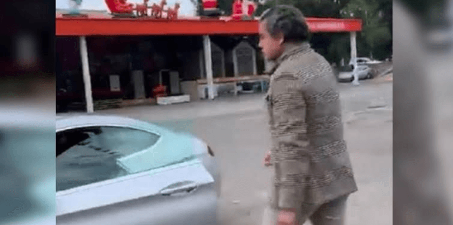 Dan botón de pánico a mujer agredida por hombre que pateó su auto y le arrojó café