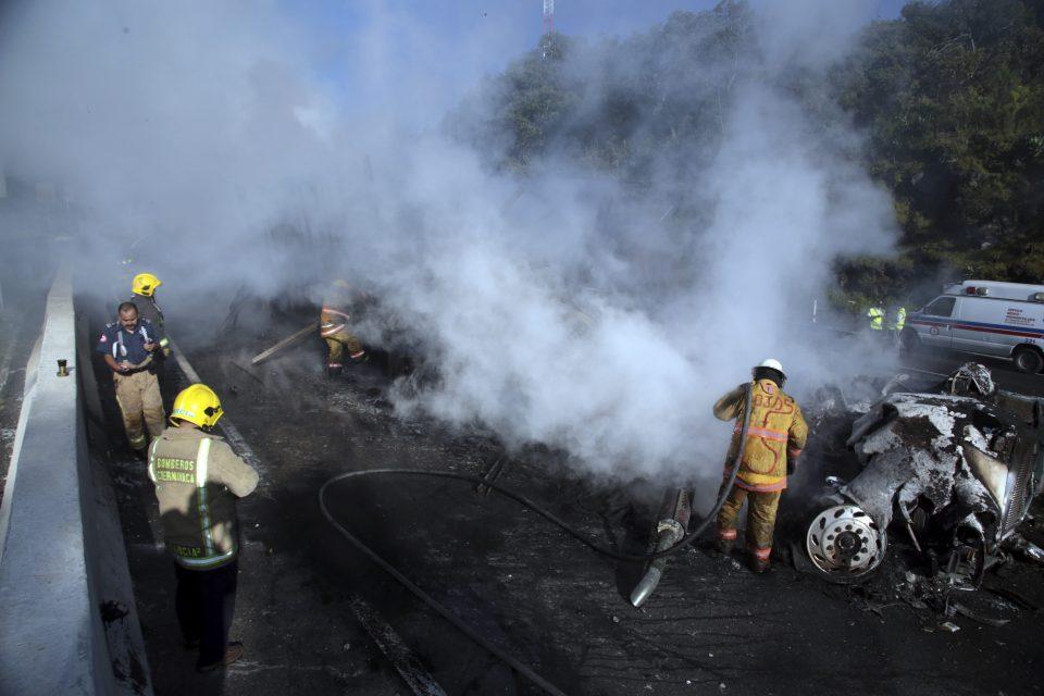Incendio consume al menos 14 unidades de transporte público en Huitzilac, Morelos