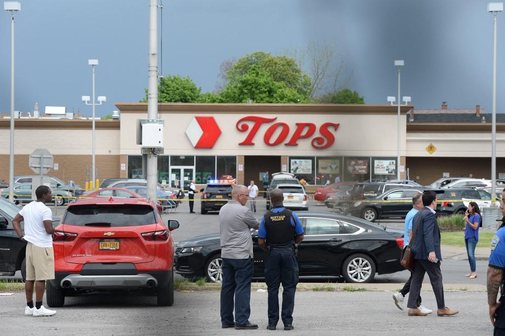 Tiroteo en supermercado en Buffalo, Nueva York, deja al menos 10 muertos