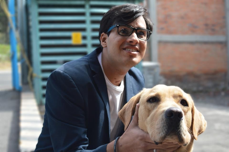 Joven con discapacidad visual denuncia discriminación de restaurante por negar entrada a perro guía