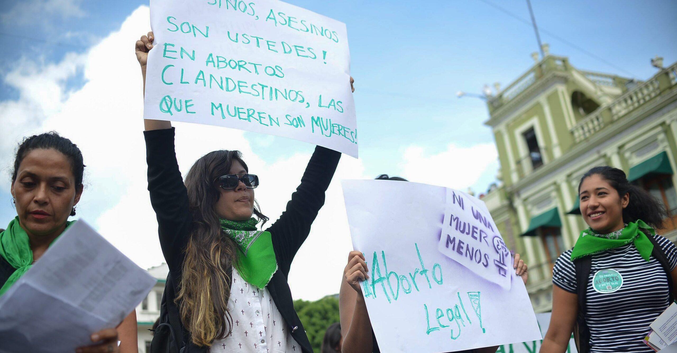 Tras protestas de estudiantes ITESO revira y permite diálogo sobre el aborto en sus instalaciones