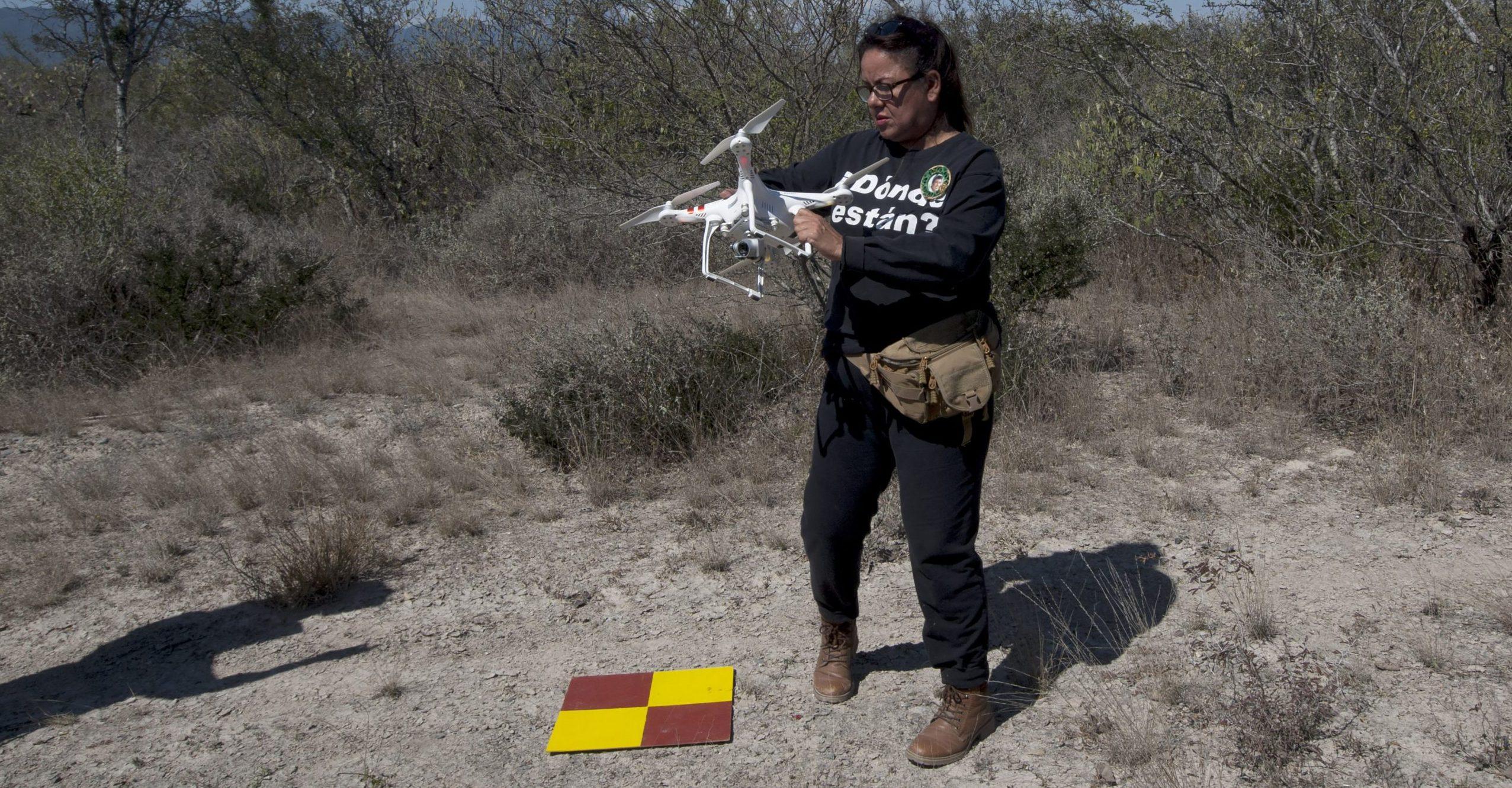 Leticia busca a su hijo Roy con un dron entre la maleza, donde se han encontrado restos humanos