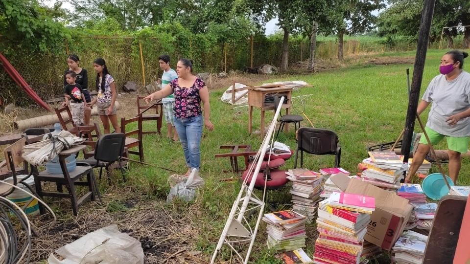 Alistan regreso a clases en la montaña de Veracruz; papás acarrean agua para los baños