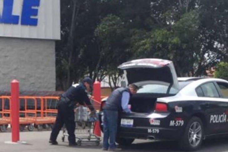 Captan a jefe de la policía en Querétaro usando una patrulla para ir al súper
