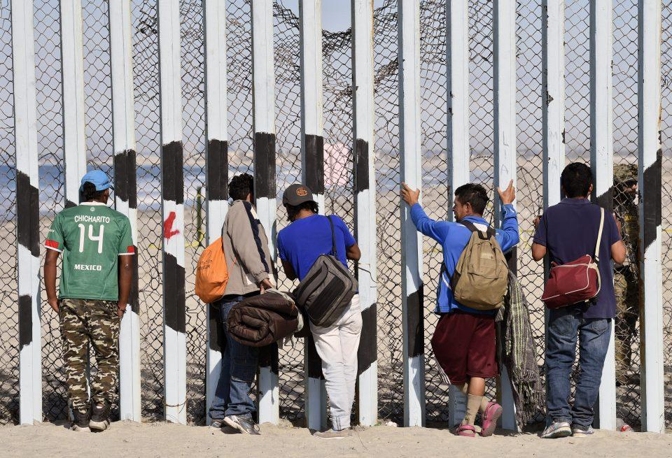 Arribo de migrantes a Tijuana provoca tensión; alcalde dice que son agresivos y que no los quiere