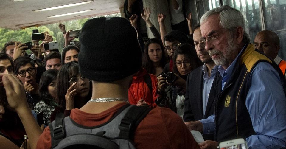 Tras bloqueo a la Rectoría de la UNAM, Graue recibe pliego petitorio de estudiantes