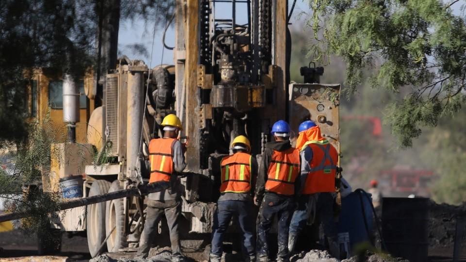 Miércoles o jueves podrán entrar buzos por mineros atrapados en Coahuila: AMLO