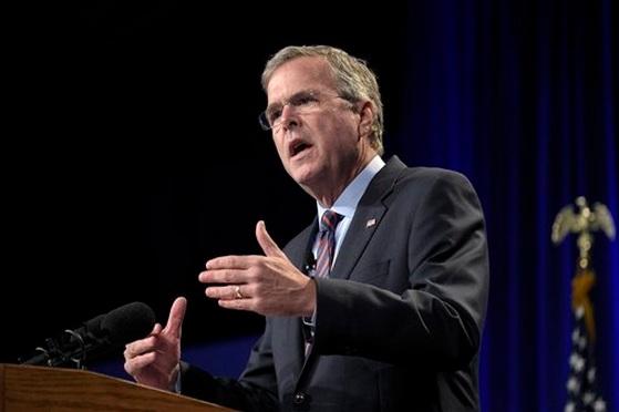 Jeb Bush quiere ser el tercer Bush en la Presidencia de EU; lo anuncia en inglés y español