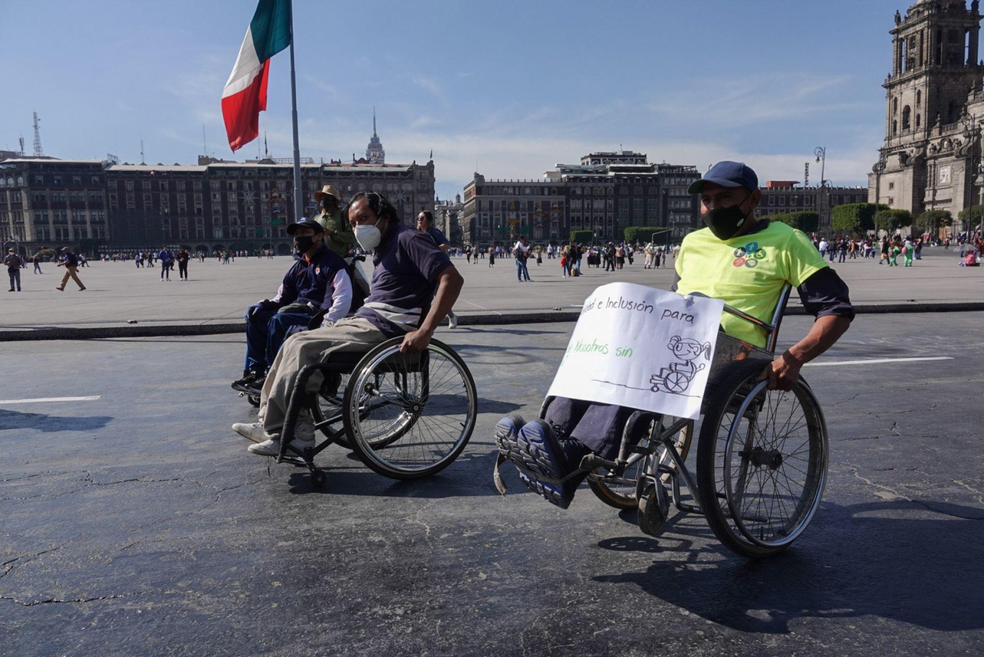 AMLO anuncia pensión universal para personas con discapacidad en 2022