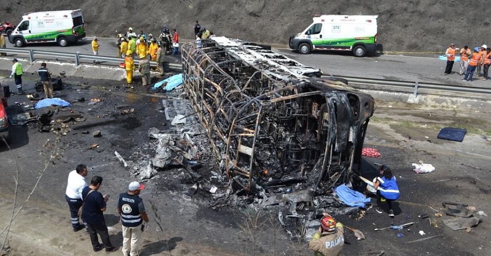 Suman 21 muertos y 30 heridos por choque entre autobús de pasajeros y tráiler en Veracruz