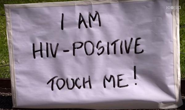 “Tócame”: un hombre con VIH pide que extraños se acerquen a él