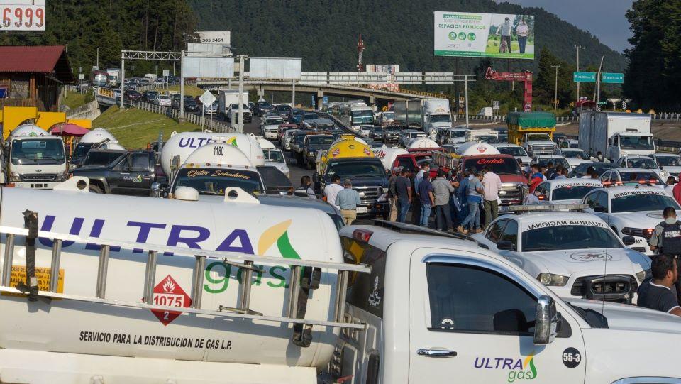 Gaseros continuarán con paro en Valle de México; no hay riesgo de desabasto, dice AMLO
