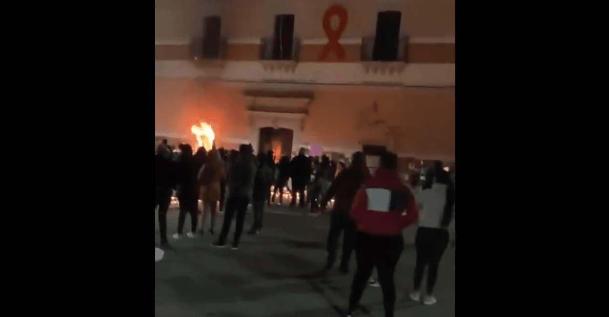 #JusticiaParaSofía: Cientos de personas incendian Ayuntamiento de Fresnillo por asesinato de niña