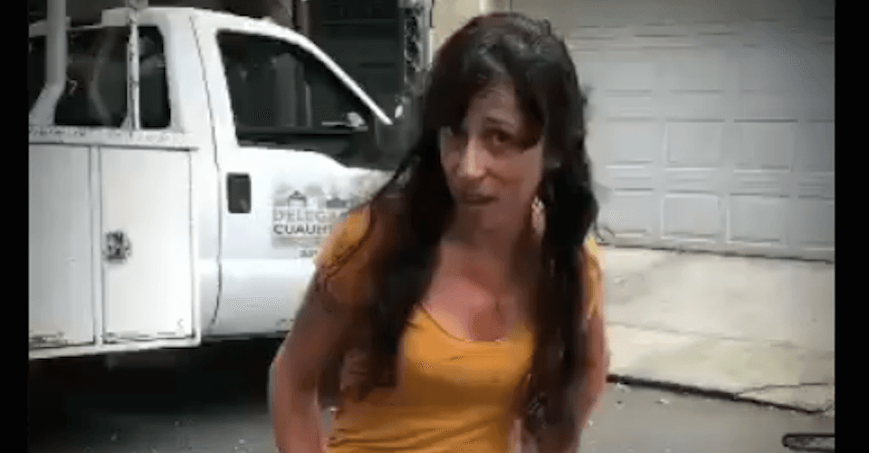 Sale de México mujer extranjera que agredió a vecinos en la Condesa