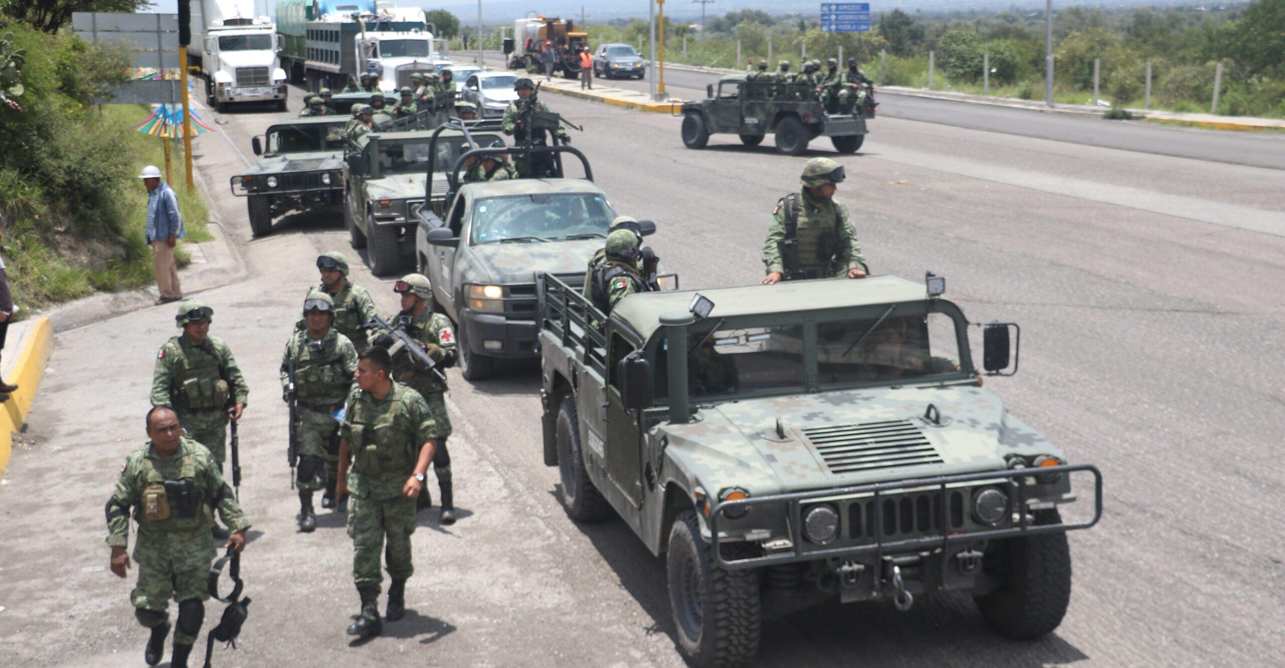 Habitantes de Tepeaca queman vehículos y se enfrentan a elementos de la Guardia; hay 13 detenidos