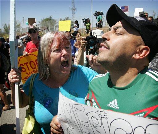 Agreden a cantante Lupillo Rivera por apoyo a migrantes en California