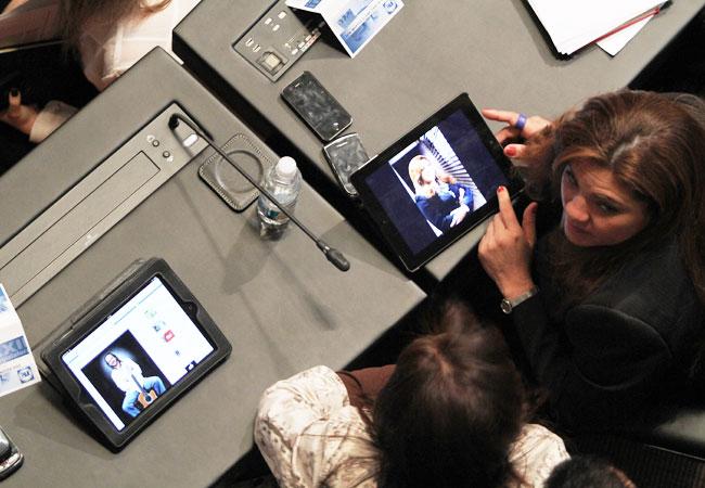 Cachan a otras senadoras “pasándola” con sus iPads en plena sesión