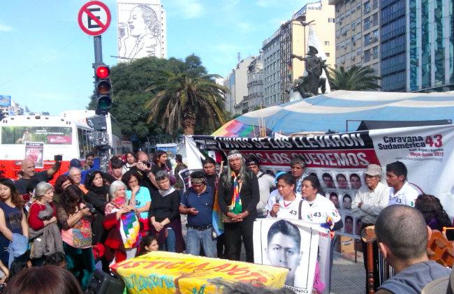 Ocho meses después, padres de Ayotzinapa llevan la protesta por sus hijos a Sudamérica