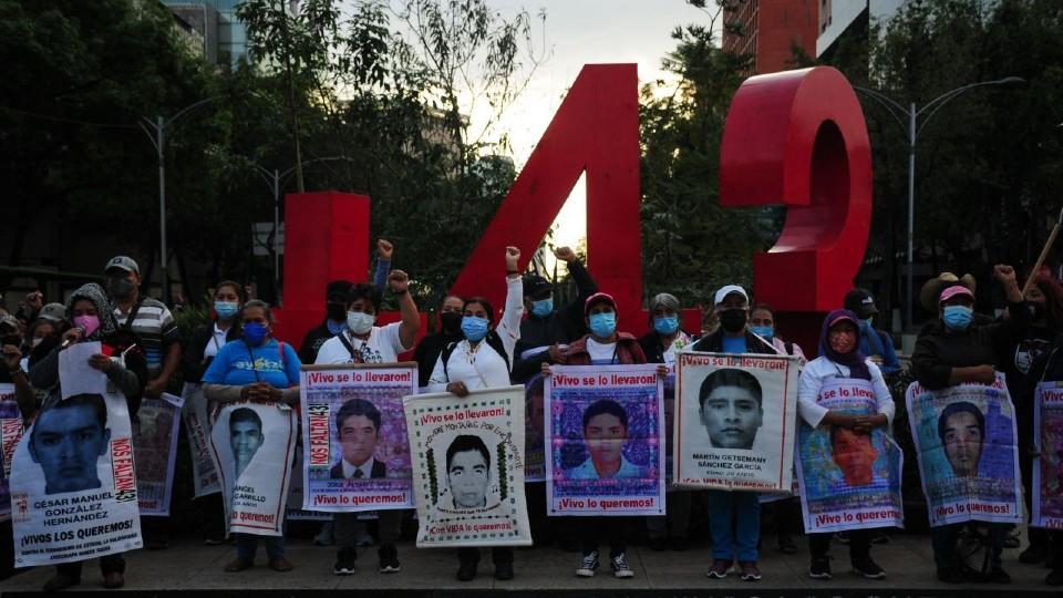 INAI ordena a FGR entregar documentos que EU dio a México sobre caso Ayotzinapa