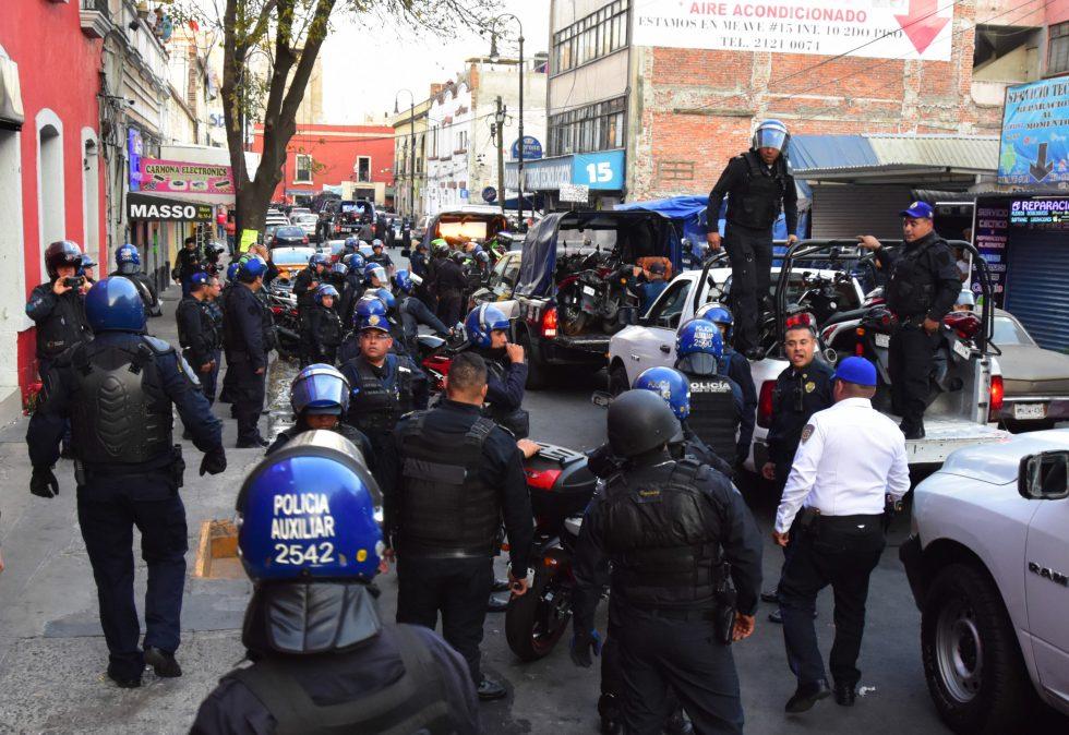 Investigan presunto robo de policías en un operativo de Plaza Meave en la CDMX