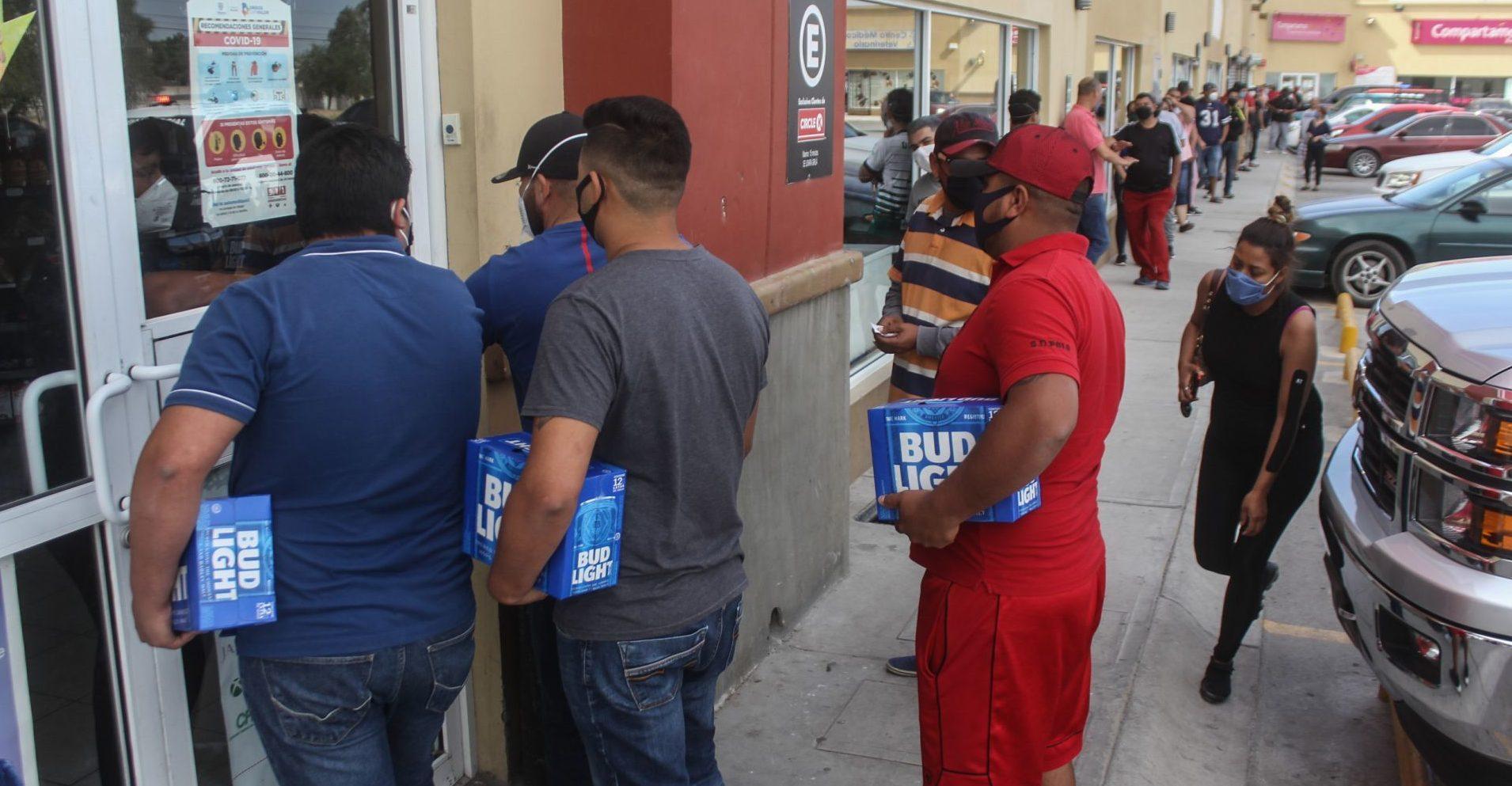 Hombre se contagia de COVID mientras hacía fila para comprar cerveza en Sonora
