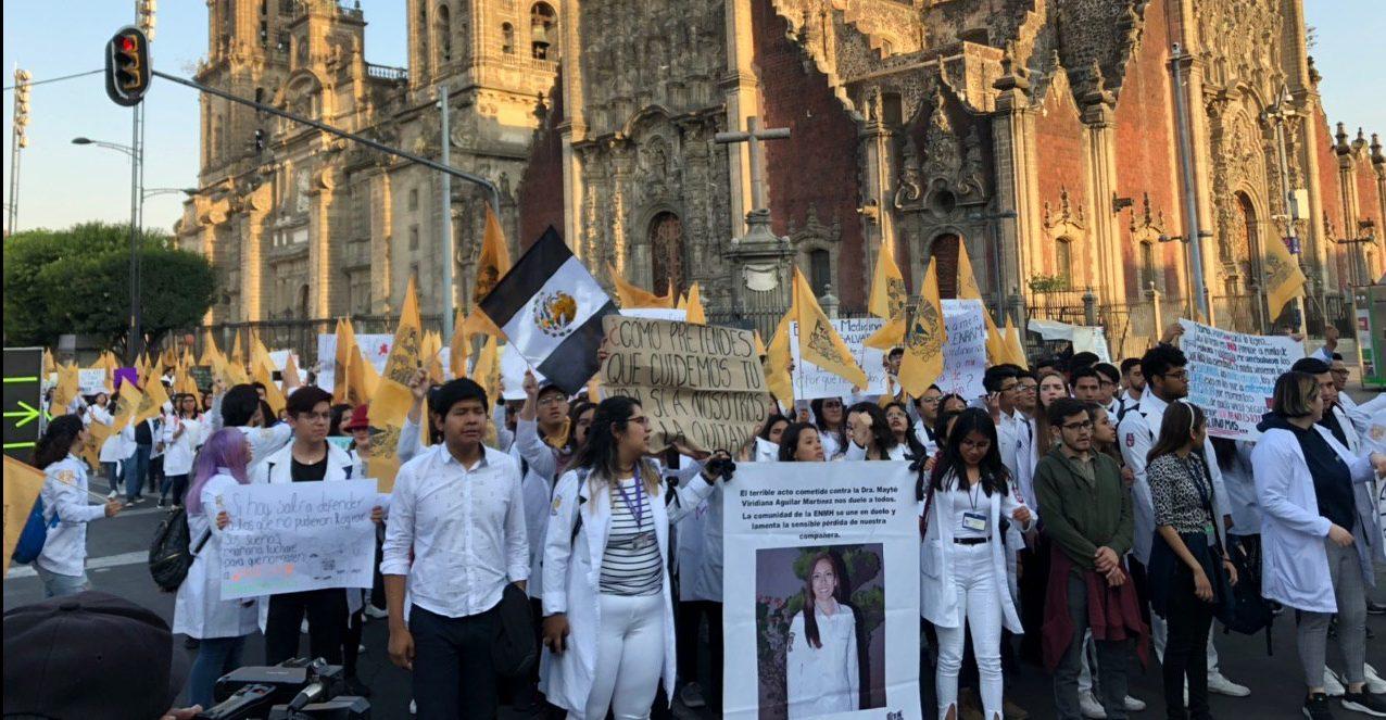 Alumnos de Medicina marchan en CDMX y Puebla; exigen justicia por asesinato de compañeros