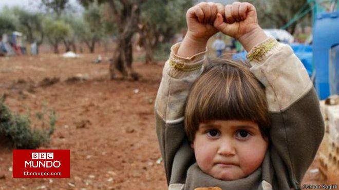 La verdad sobre la imagen viral de la niña refugiada que se rindió