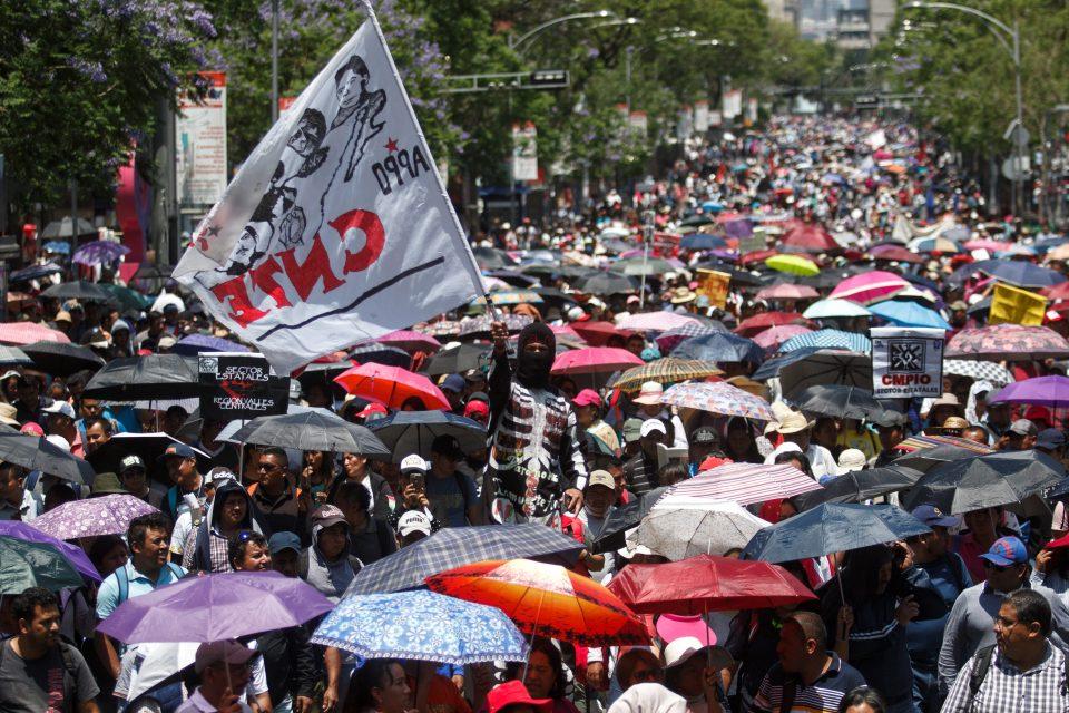 Médicos, obreros y sindicatos marchan por mejores condiciones laborales; CNTE amaga con paro