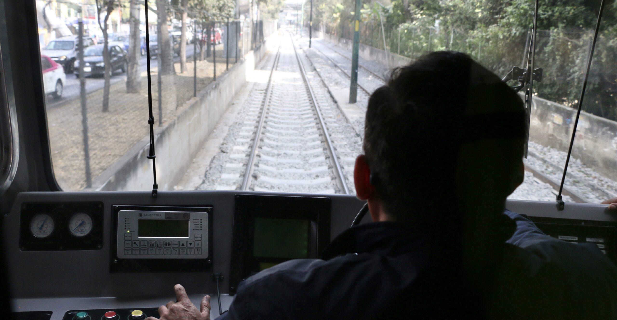 A pesar de trabajos de rehabilitación, usuarios de Tren Ligero reportan retrasos en el servicio