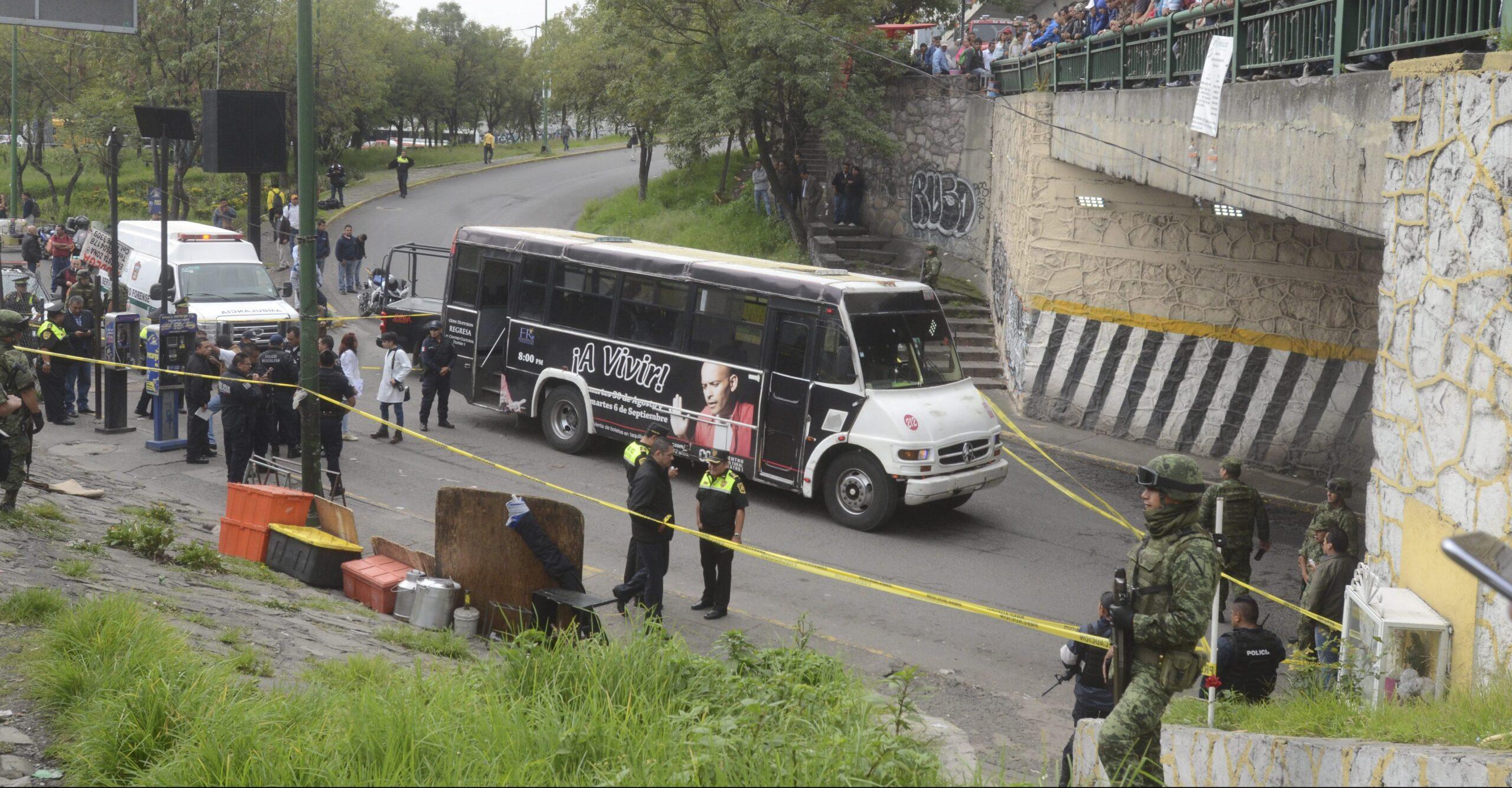 Pasajero enfrenta a asaltantes en camión del Edomex; una mujer muere y otra resulta herida