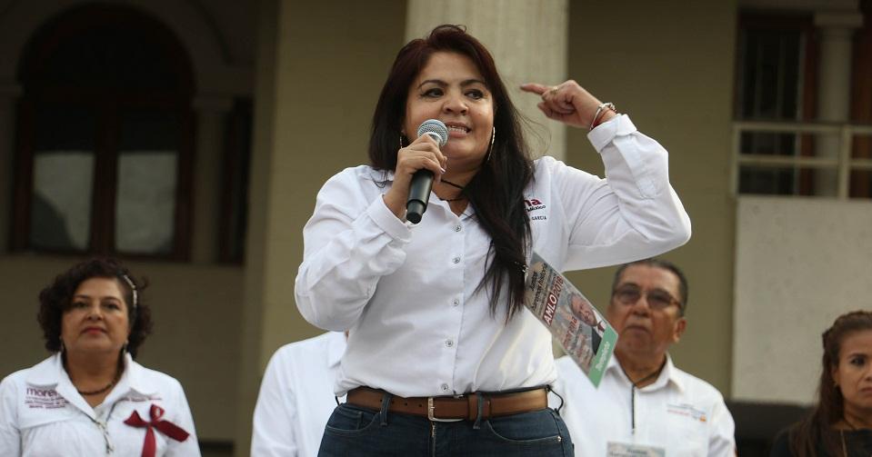 Nestora Salgado entregó el certificado que demuestra que renunció a la nacionalidad estadounidense