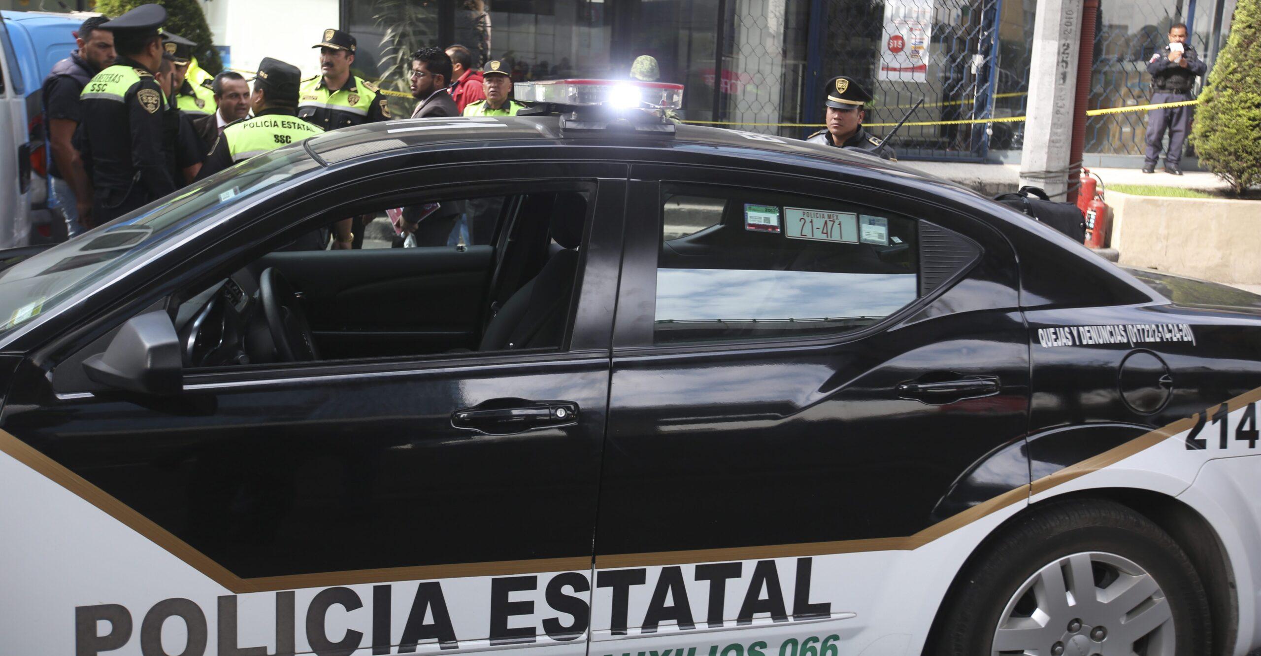 Asesinan a balazos a un presunto infractor que era trasladado en una patrulla del Edomex