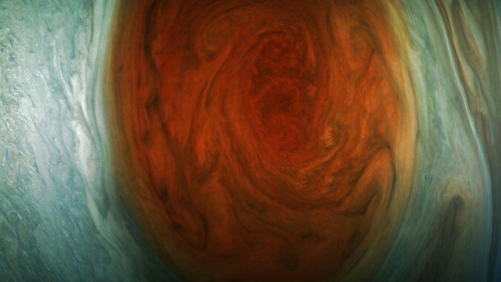 Las increíbles imágenes en primer plano de la Mancha Roja de Júpiter enviadas por la sonda Juno