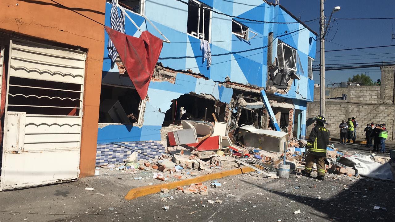 Explota pizzería en Azcapotzalco por acumulación de gas; hay dos personas lesionadas