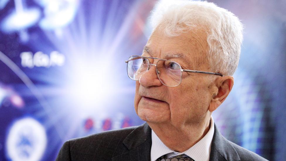 Quién es Yuri Oganessian, el físico ruso detrás de 6 elementos de la tabla periódica y por qué le llaman “Sr. Elemento 118”