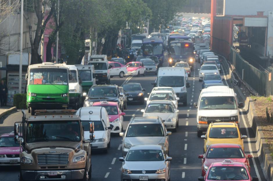 Transporte público lento y sin carriles confinados, un mal del congestionamiento en la CDMX