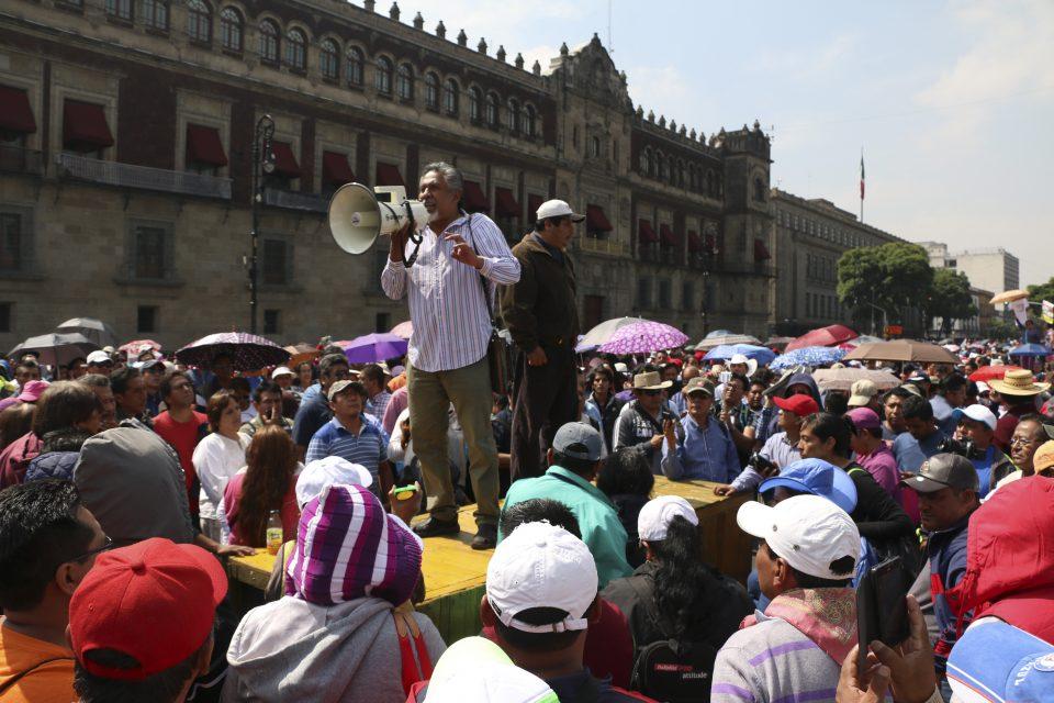 Maestros de la CNTE protestan en el Zócalo de la CDMX, frente al Palacio Nacional
