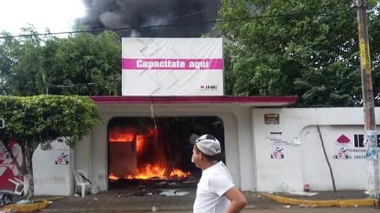 Enfrentamientos y quema de instalaciones electorales en Oaxaca en la víspera de elecciones