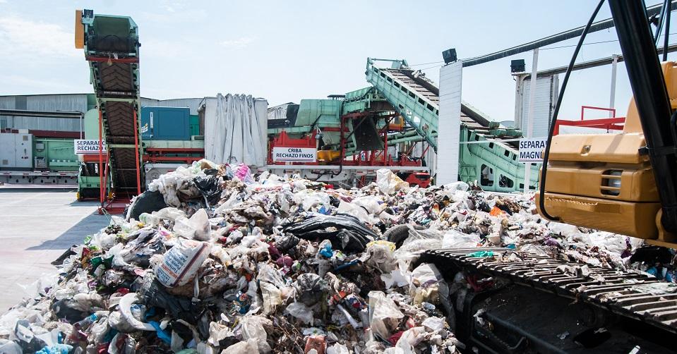 El gobierno quiere eliminar los basureros para sustituirlos con bancos de materiales y plantas de composta