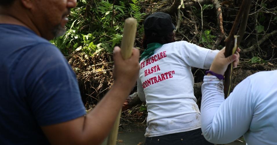 Integrantes de la Brigada Nacional de Búsqueda encuentran restos óseos en fosas clandestinas de Veracruz