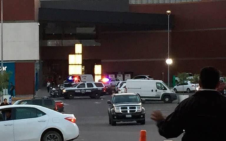 Riña en centro comercial de Querétaro detona balacera; hay tres muertos