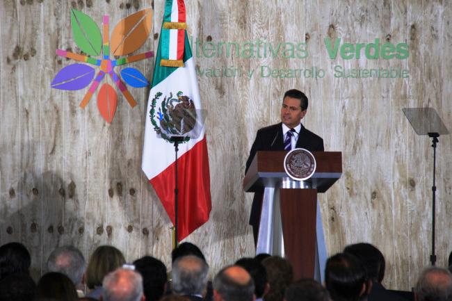 Hallar a los 43 normalistas, la prioridad para el Estado, afirma Peña Nieto