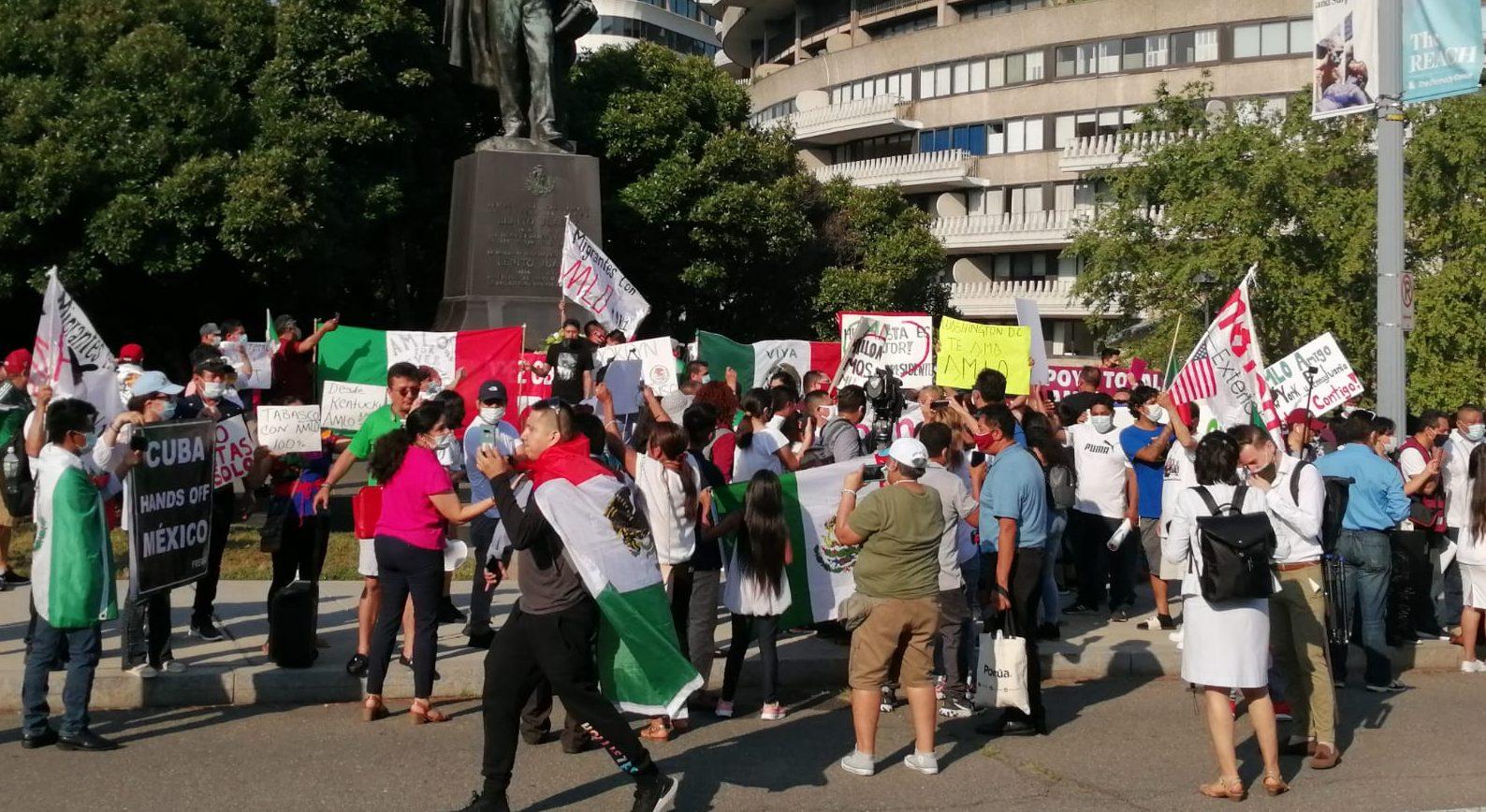 Dos bandos reciben a AMLO en EU: los que cantan Cielito Lindo y los que reclaman que se vaya