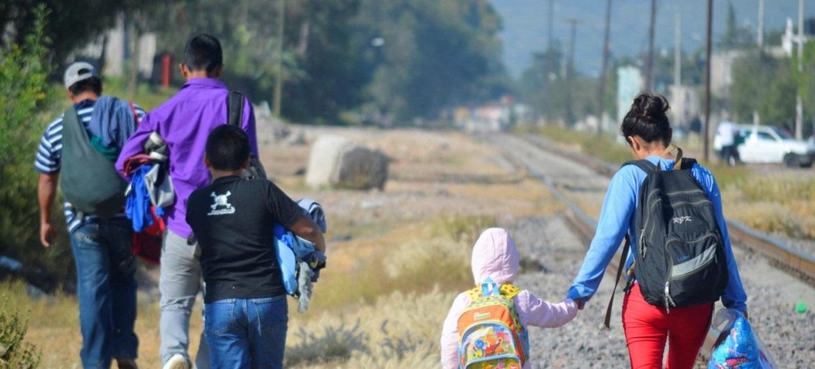 Juez bloquea la política del gobierno de Trump que permitía expulsar a niños migrantes