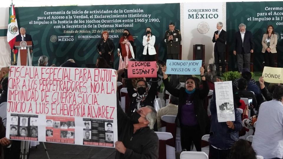 Entre protestas de familiares de desaparecidos, AMLO ponen en marcha comisión de la verdad por Guerra Sucia