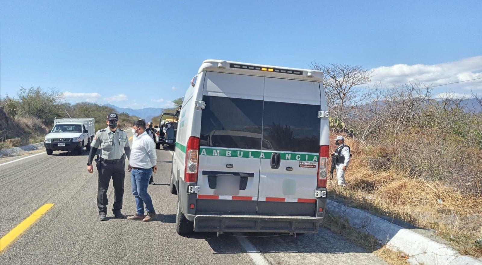 Hallan a 28 migrantes en ambulancia apócrifa del IMSS; vehículo fue clonado, afirma el Instituto