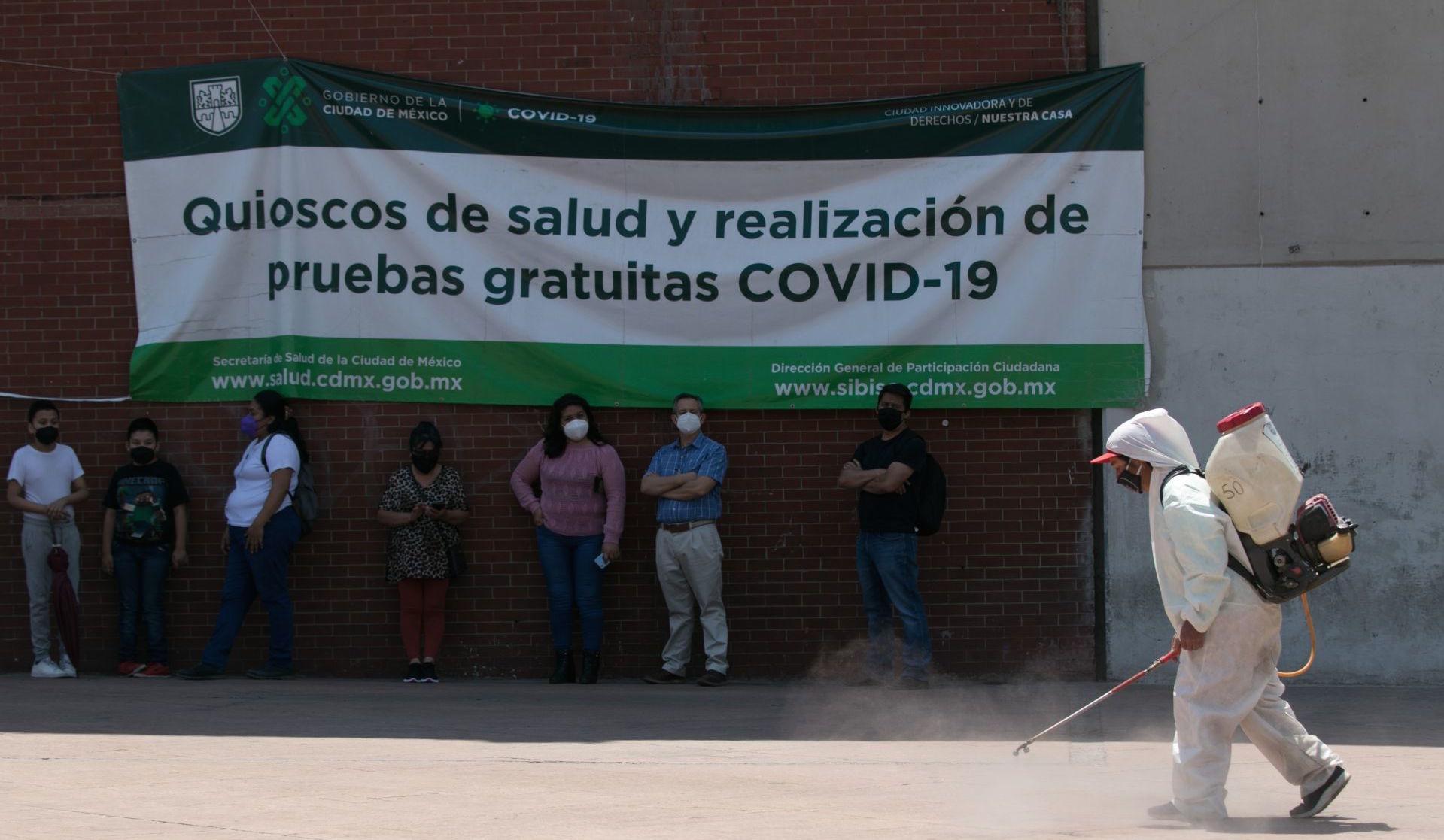 México supera las 196 mil muertes por COVID; aplican casi 5 millones de vacunas